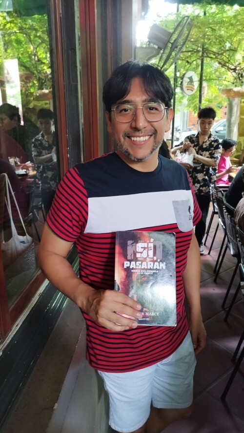 Ivan Antonino con su libro en Hanoi