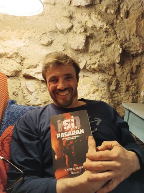 Jairo Rabindranat con su ejemplar de Sí, pasarán.